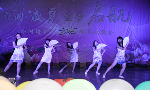 舞蹈队跳古典舞