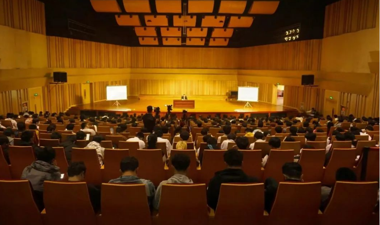 WilliamHill中文官方网站党委书记、校长为师生讲授“开学第一课”