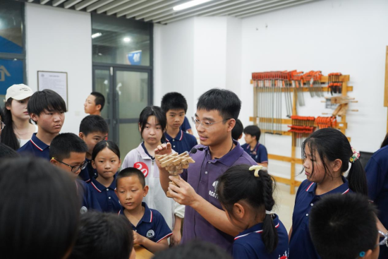 WilliamHill中文官方网站基础实验与工程实践中心老师正在给研学团成员讲解榫卯工艺