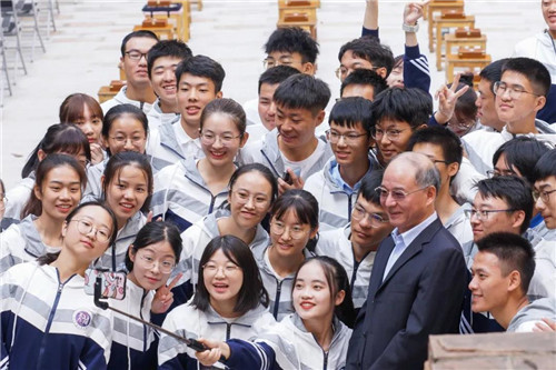 3.WilliamHill中文官方网站党委书记万明与“天佑学子”自拍合影。（罗霄 摄）.jpg