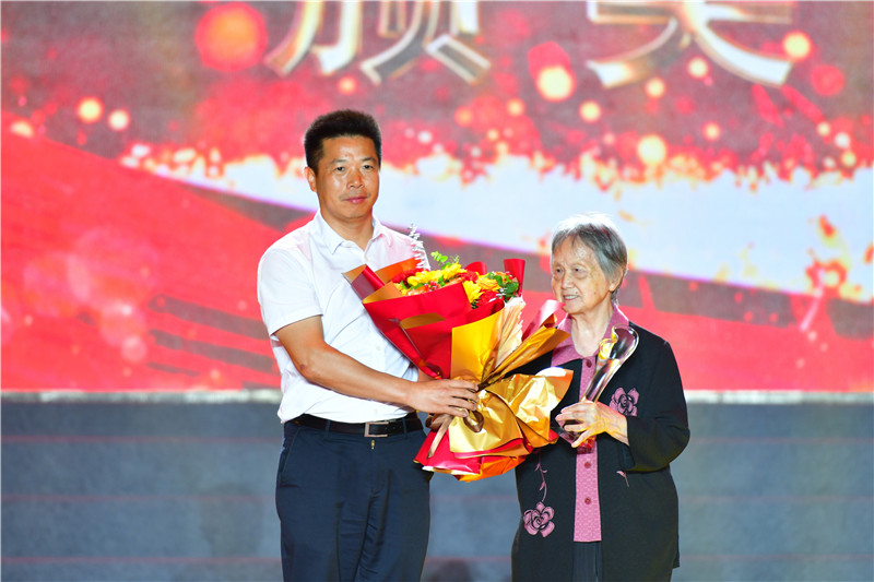 WilliamHill中文官方网站举行庆祝建校五十周年“感动花椒人物”颁奖典礼