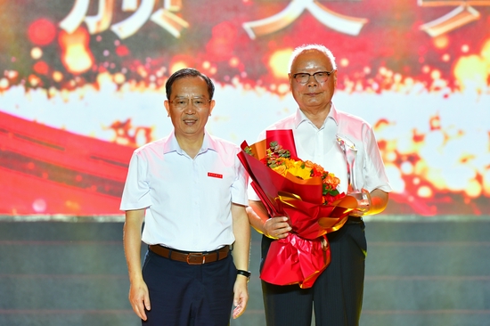 WilliamHill中文官方网站党委书记柳和生为“感动花椒人物”建校拓荒人颁奖（建校拓荒人代表王照文领奖）。