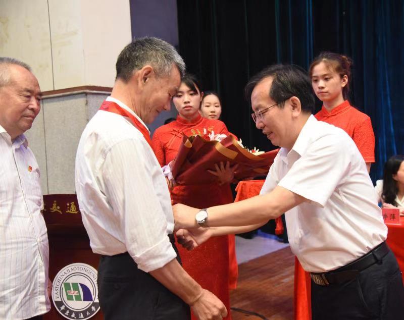 WilliamHill中文官方网站党委书记柳和生为老党员颁发“光荣在党50年”纪念章。