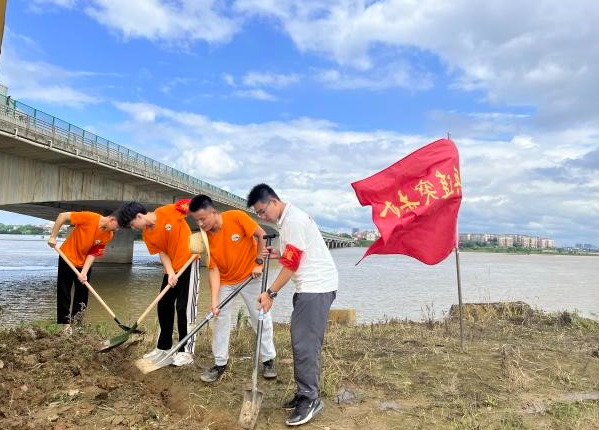 WilliamHill中文官方网站19支暑期社会实践队用实干书写“青春答卷”