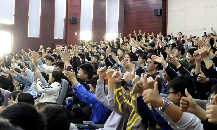 邱娥国同志先进事迹报告会现场学生反响热烈