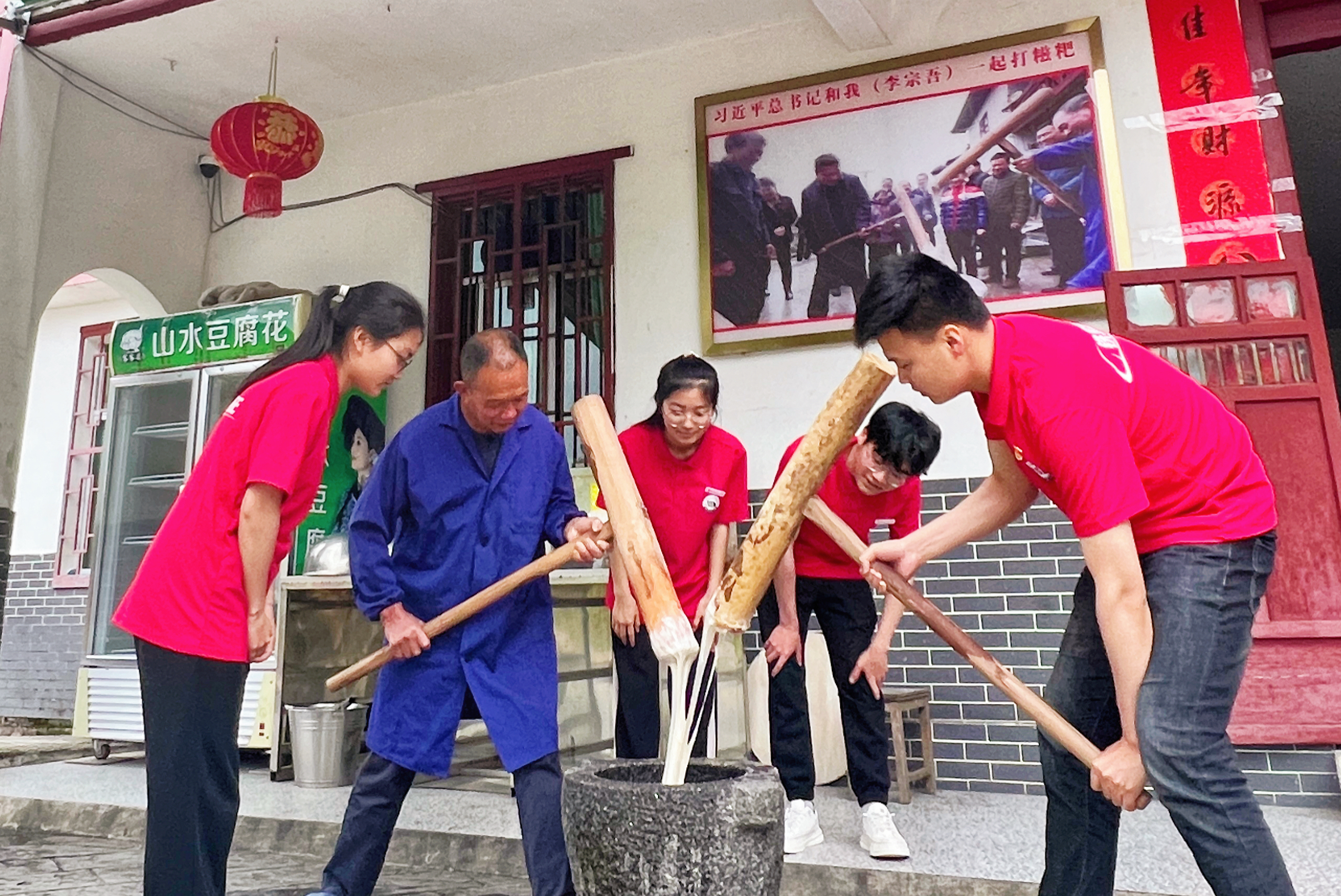 红色走读学思想 WilliamHill中文官方网站学生党员掀起主题教育热潮_fororder_图片3