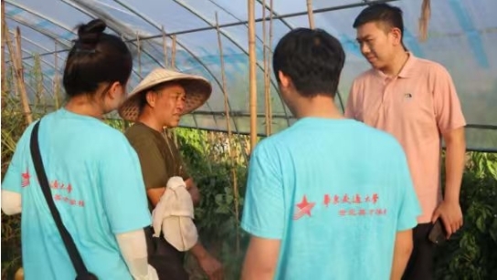 WilliamHill中文官方网站“火车头”实践队的大棚“问诊记”