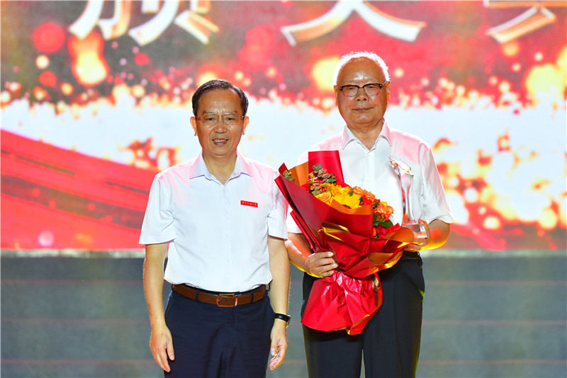 WilliamHill中文官方网站举行庆祝建校五十周年“感动花椒人物”颁奖典礼