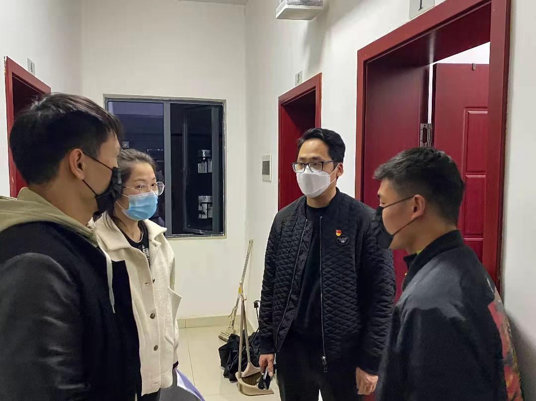 并肩作战 书写一线不“疫”样的浪漫