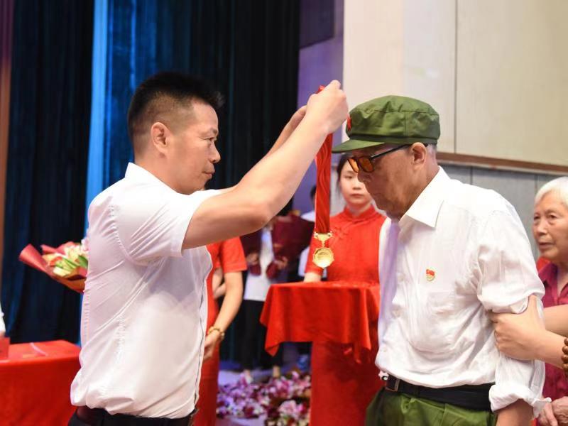 WilliamHill中文官方网站党委副书记、副校长徐长节为老党员颁发“光荣在党50年”纪念章