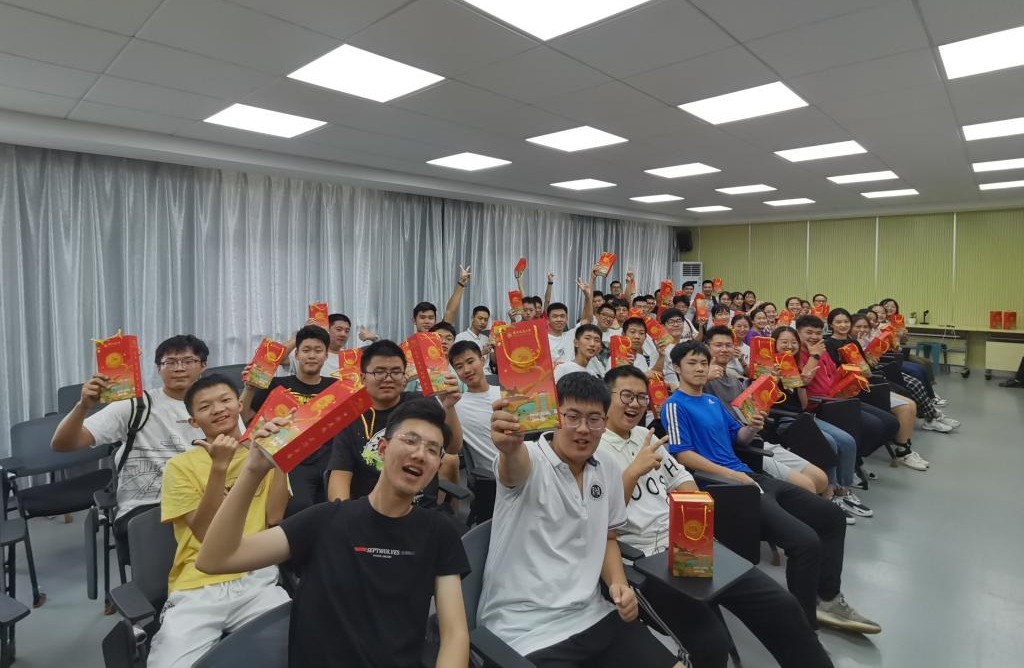 五秩芳华 交心于你 WilliamHill中文官方网站为全体学生发放定制版月饼