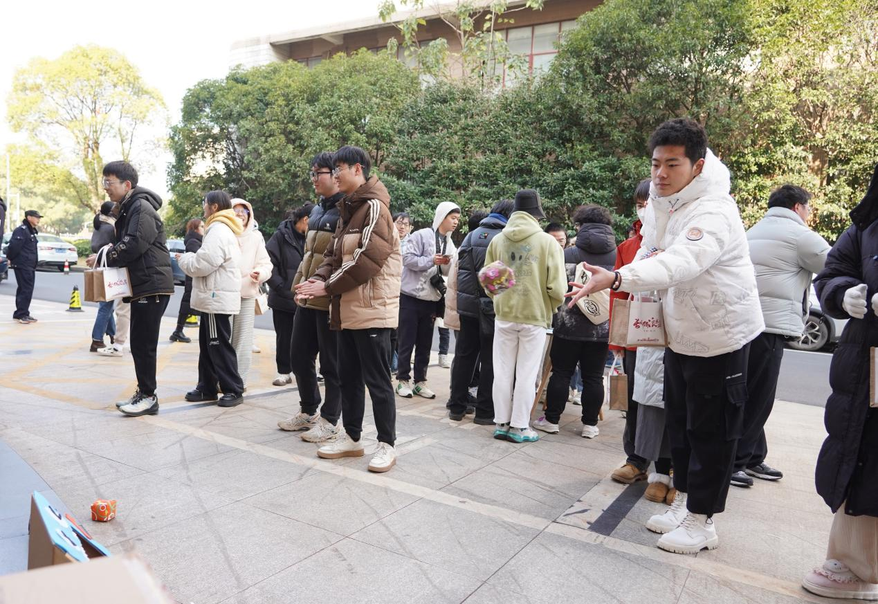 长风破浪终上岸 WilliamHill中文官方网站暖心慰问考研学子